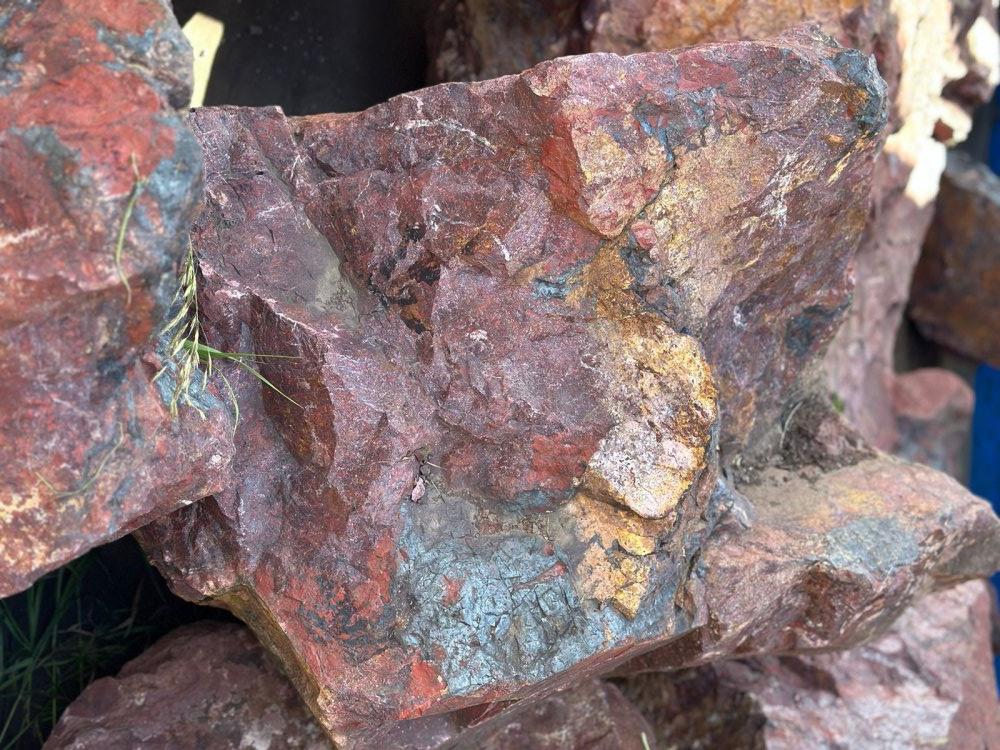 Камни для ландшафтного дизайна красно-фиолетовые 10-60 килограмм купить в Тюменской области