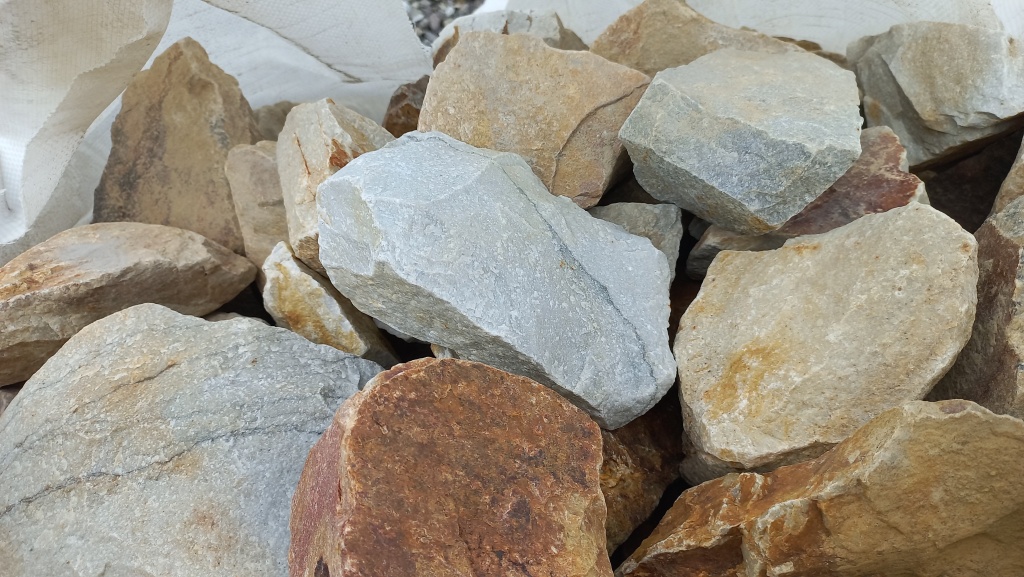 разноцветный щебень кварц