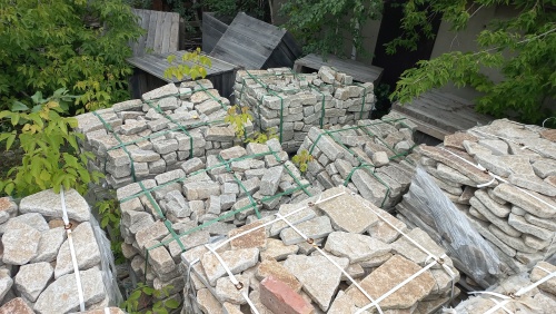 Плитняк гранитный галтованный купить в Тюменской области