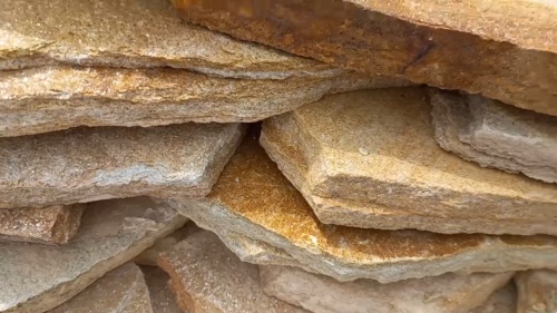 Плитняк златолит жёлтый золотистый для отмостки купить в Тюменской области