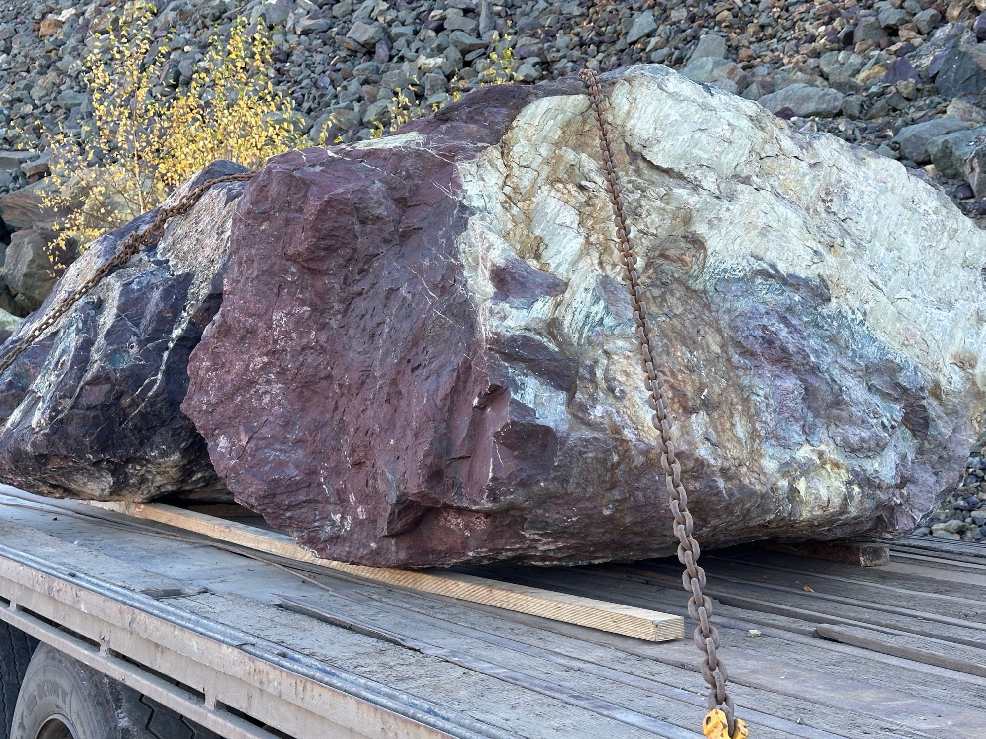 Огромные красно-фиолетовые валуны для ландшафтного дизайна весом более 5 тонн купить в Тюменской области