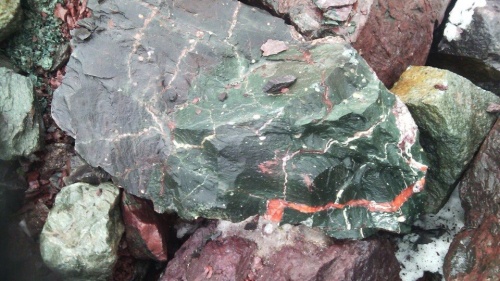 Гигантские зелёные валуны для ландшафтного дизайна весом более 5 тонн купить в Тюменской области