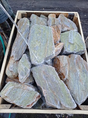 Златолит жёлтый, жёлто-зелёный глыбки и валуны для ланшафтного дизайна купить в Тюменской области
