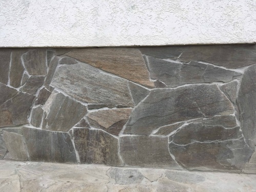 Плитняк златолит Уральский для цоколя, отмостки купить в Тюменской области