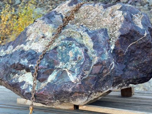 Огромные красно-фиолетовые валуны для ландшафтного дизайна весом более 5 тонн купить в Тюменской области