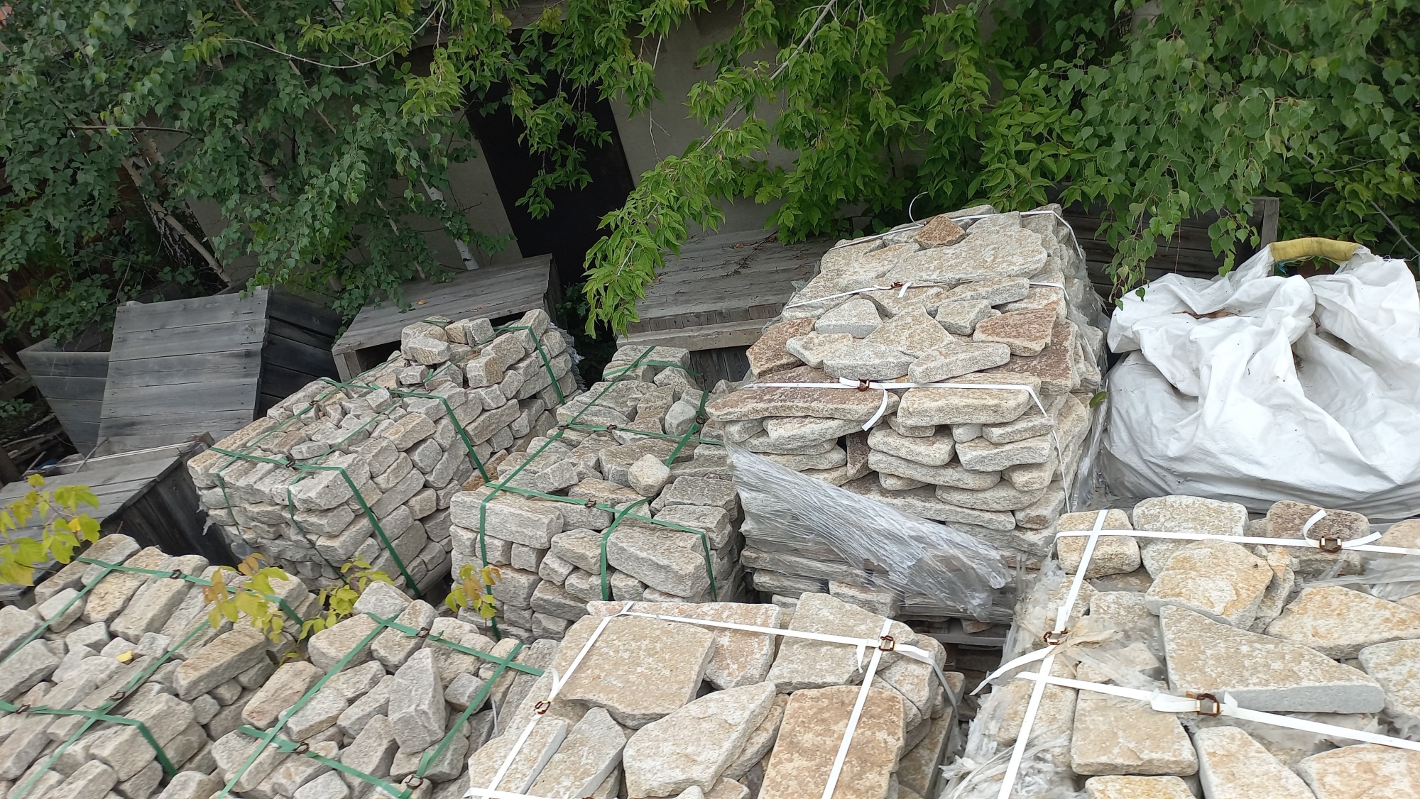 Плитняк гранитный галтованный купить в Тюменской области