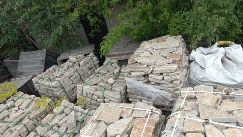 Плитняк гранитный галтованный купить в Тюменской области