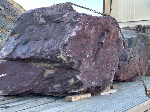 Огромные красно-фиолетовые валуны для ландшафтного дизайна весом более 5 тонн купить в Тюменской области