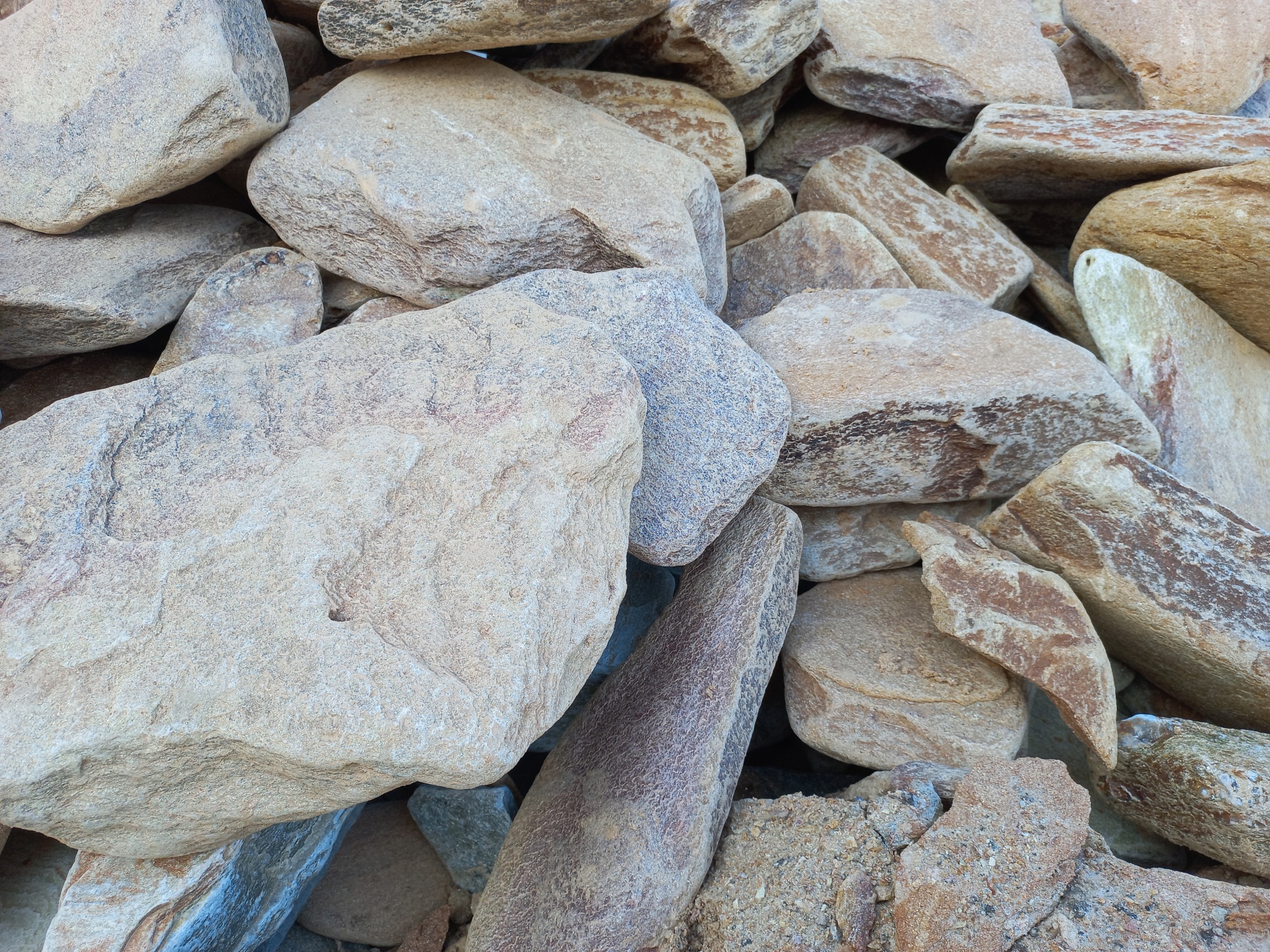 Златолит жёлтый, жёлто-зелёный глыбки и валуны для ланшафтного дизайна купить в Тюменской области