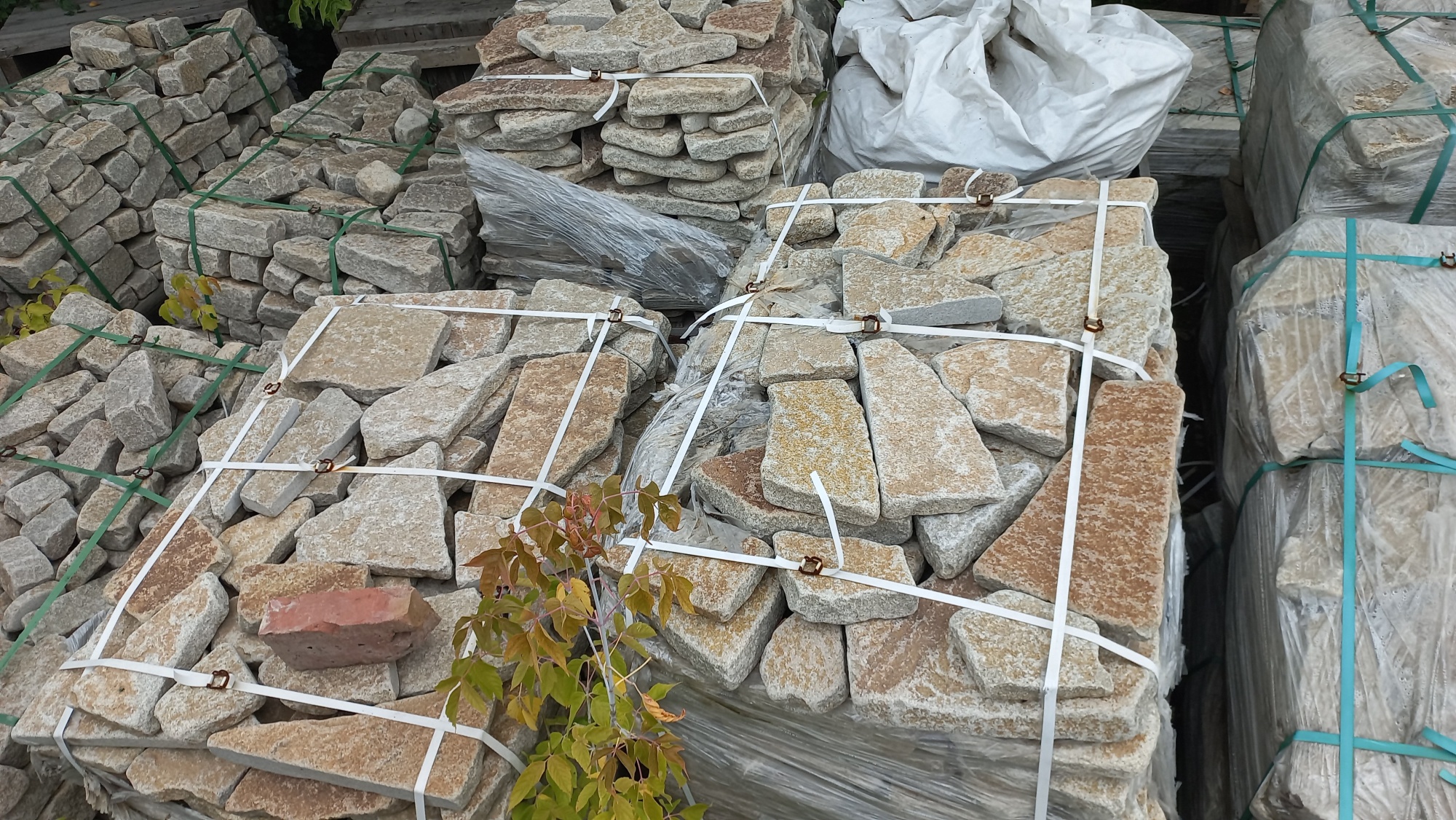 Плитняк гранитный галтованный купить в Тюменской области