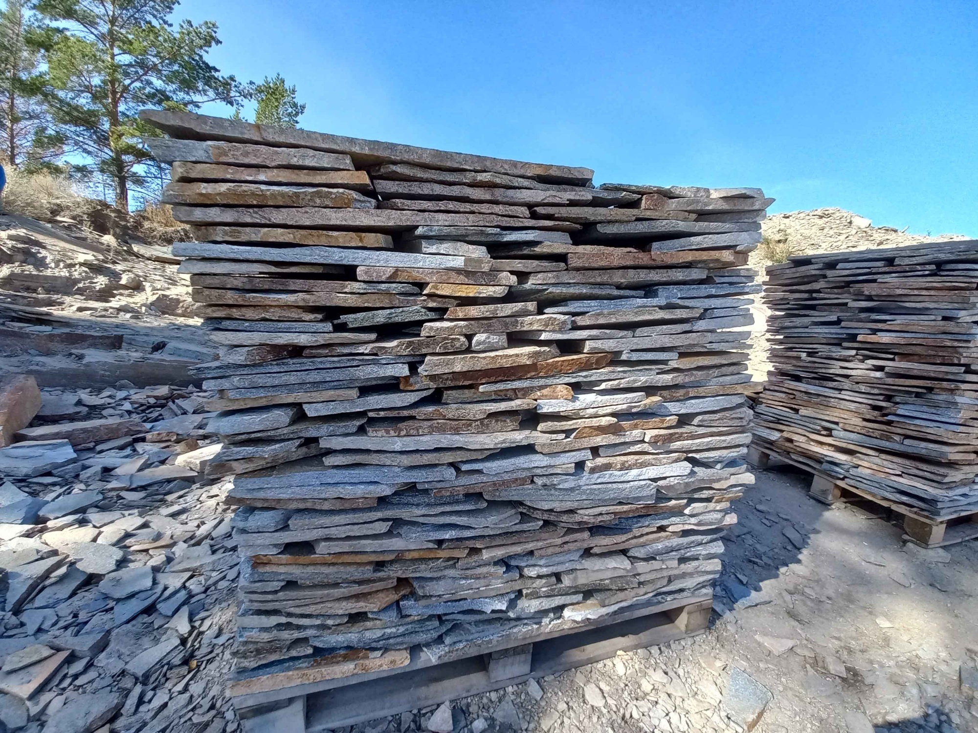 Плитняк златолит серебристый для фасада купить в Тюменской области