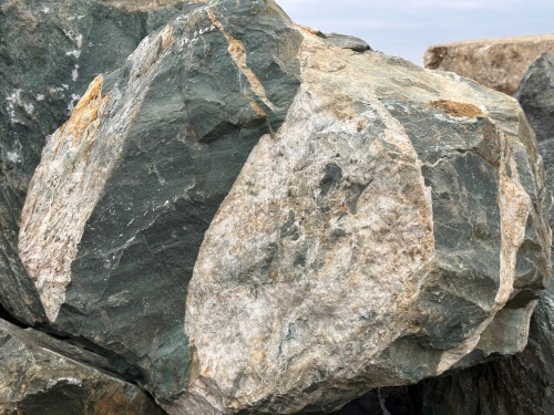 Гигантские зелёные валуны для ландшафтного дизайна весом более 5 тонн купить в Тюменской области