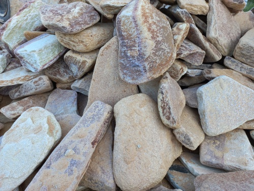 Златолит жёлтый, жёлто-зелёный глыбки и валуны для ланшафтного дизайна купить в Тюменской области