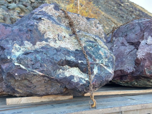 Огромные красно-фиолетовые валуны для ландшафтного дизайна весом более 5 тонн купить в Тюменской области