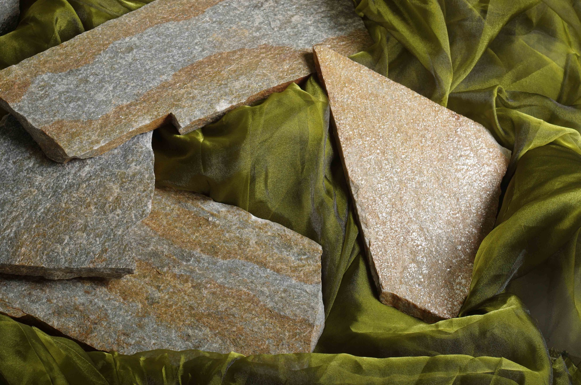 Плитняк златолит Уральский для цоколя, отмостки купить в Тюменской области