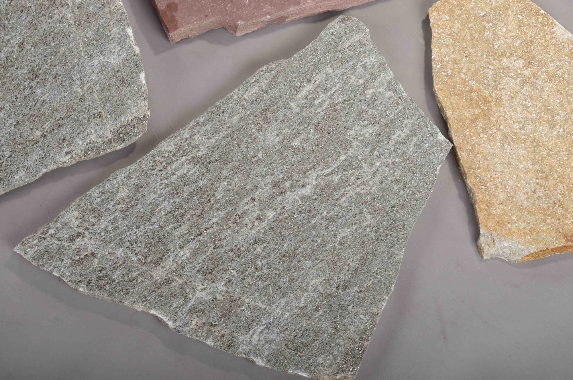 Плитняк златолит Уральский для цоколя, отмостки купить в Тюменской области