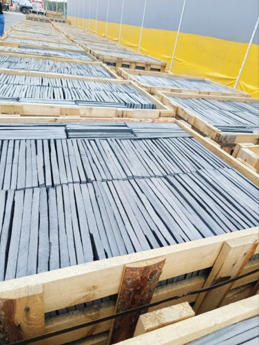 чёрная плитка из камня